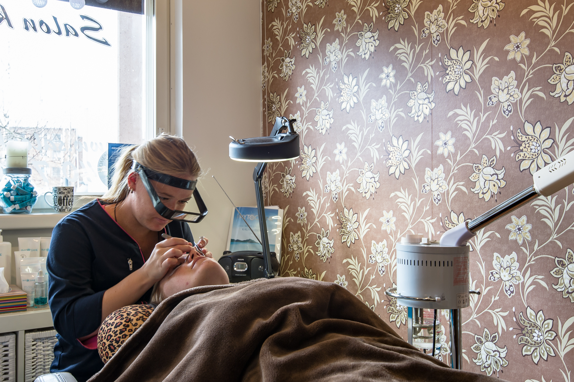 06Henkiloe antaa hoitoa henkiloelle joka makaa hoitopoeydaellae